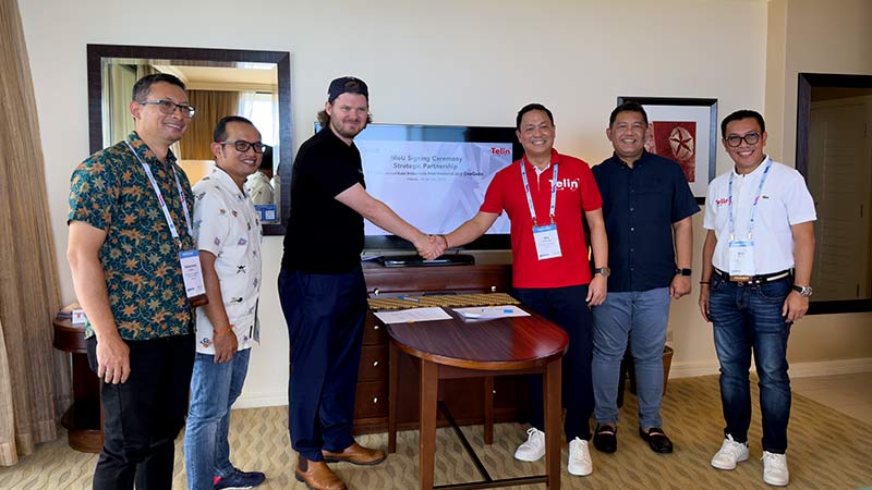 OneQode Telin MOU signing ceremony at PTC'23 in Honolulu, Hawaii.